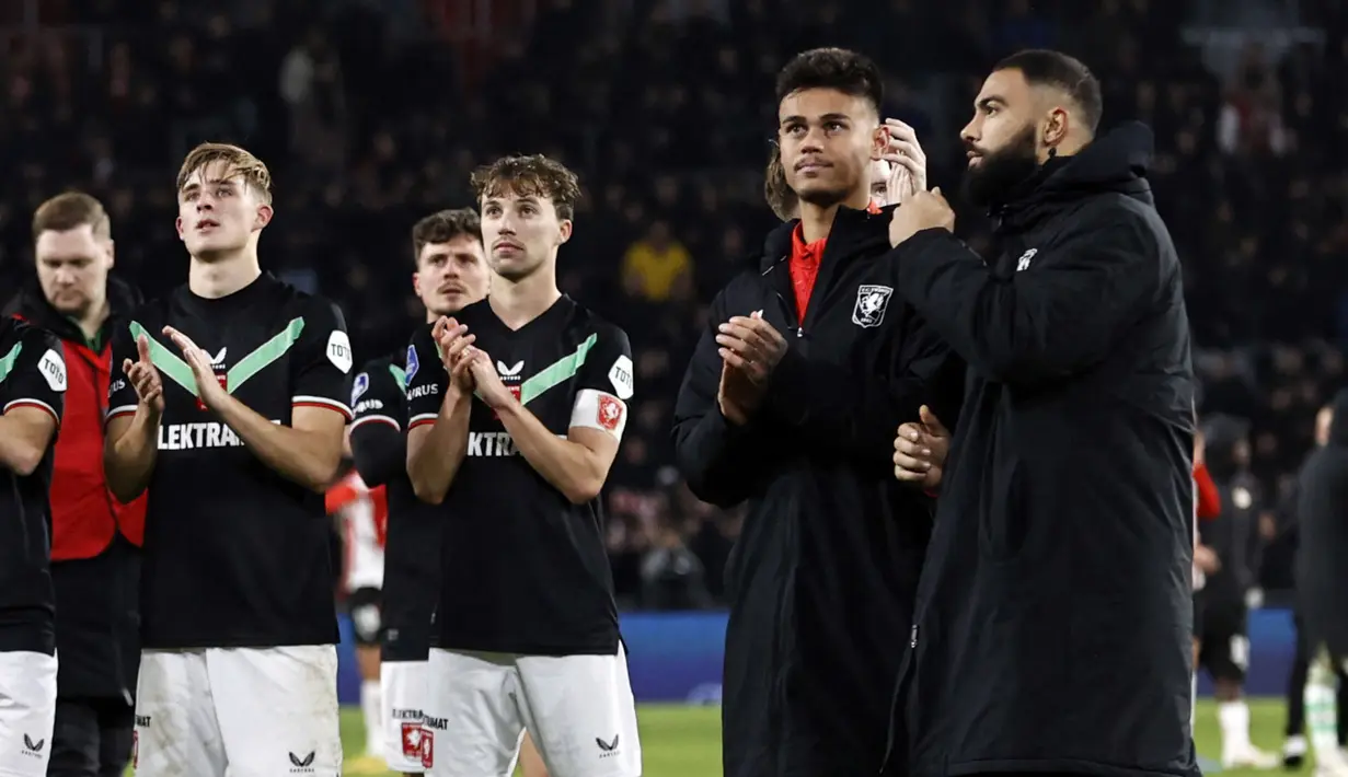 Ekspresi kecewa Mees Hilgers (kedua kanan) dan sejumlah pemain FC Twente setelah dikalahkan PSV pada laga lanjutan Liga Belanda 2024/2025 di Phillips Stadium, Eindhoven, Belanda, Sabtu (07/12/2024). (AFP/ANP/Maurice Van Steen)