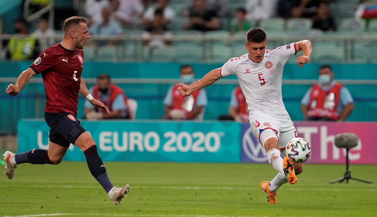 Tiga menit sebelum habis waktu normal pertama, Republik Ceska justru kebobolan gol kedua. Diawalo crossing manis Joakim Maehle (kanan). (Foto: AP/Pool/Darko Vojinovic)