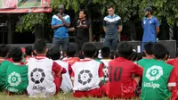 Duet Pelatih Kiper Espanyol, Thomas N'Kono (kiri) dan Kiper Espanyol, Eduardo Frias (2kanan) memberikan Coaching Clinic di Lapangan  AKRI, Ampera, Jakarta, Minggu (16/7/2017). (Bola.com/Nicklas Hanoatubun)