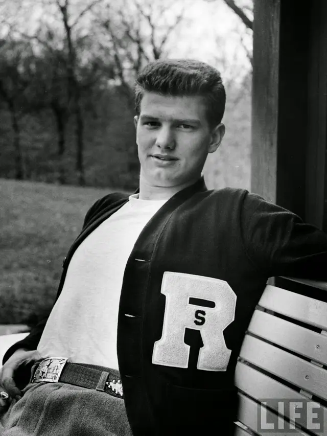 [Bintang] Tak Cuma Berpesta, Ini 12 Foto Aktivitas Para Cowok Amerika Tahun 1940-an