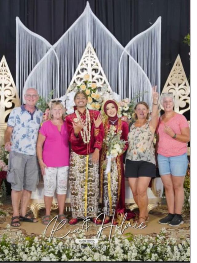 Momen Pernikahan Dikira Wisata oleh Rombongan Bule, Ramai Minta Foto Bareng