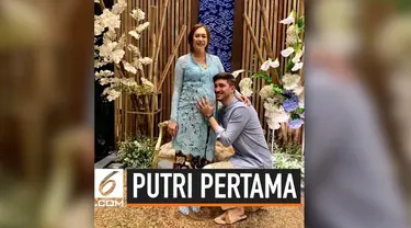 Aura Kasih melahirkan buah hati pertamanya yang berjenis kelamin perempuan pada 16 Juni 2019. Ia mengucapkan sukur dan mengunggah foto perdana putrinya di Instagram.