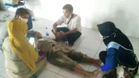 Seorang Pegawai Negeri Sipil (PNS) kesurupan di ruang tengah Museum Bahari, Penjaringan, Jakarta Utara, pascakebakaran yang terjadi Selasa (16/1/2018). (Liputan6.com/Moch Harun Syah)