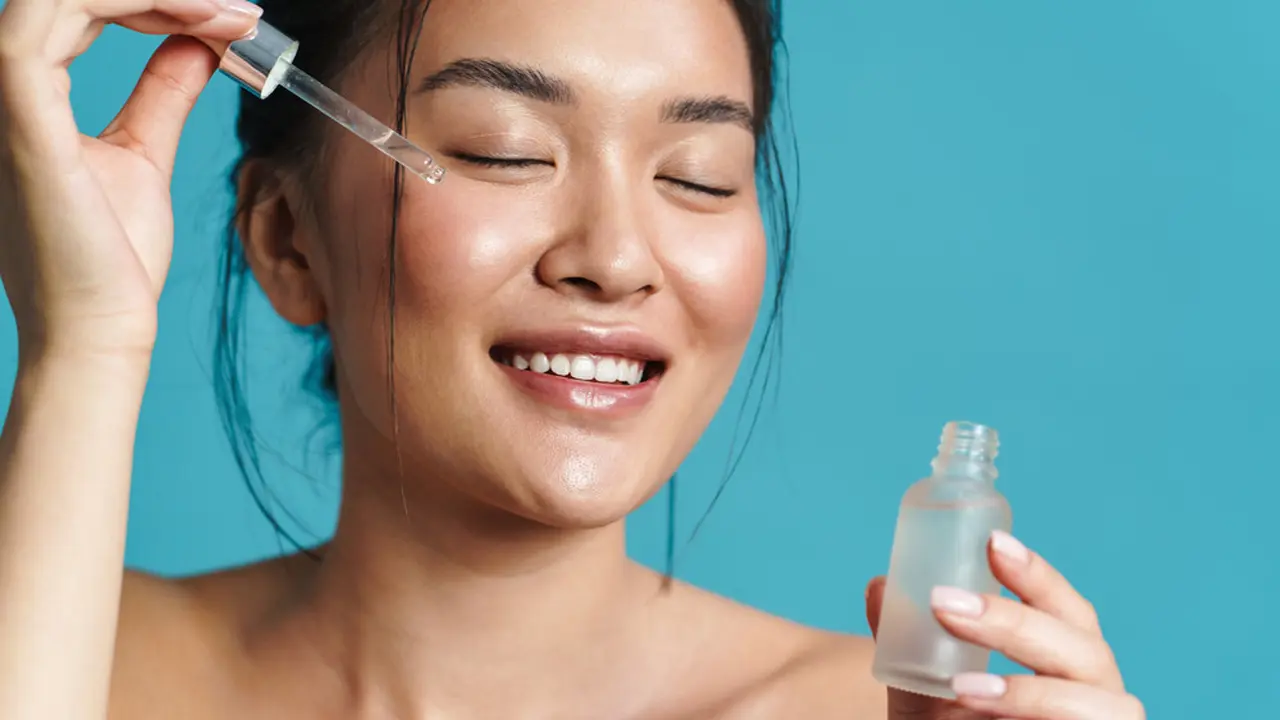 Ilustrasi memakai serum
