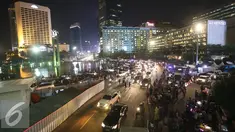 Warga memadati kawasan Bundaran HI di Jakarta, Sabtu (31/12). Jelang pergantian tahun, kawasan tersebut mulai dipadati warga dari berbagai daerah, meskipun tidak diberlakukan car free night. (Liputan6.com/Immanuel Antonius)