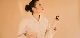 Salah satu teknik yang semakin populer adalah perfume layering atau menggabungkan dua parfum berbeda dalam satu penggunaan (Sumber: Pexels.com)