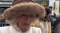 Permaisuri Camilla diberikan mahkota dari restoran cepat saji Burger King oleh seorang warga, ketika ia berjalan menyusuri jalanan di Colchester, Inggris. (Tangkapan layar Tiktok @_tomsteel)