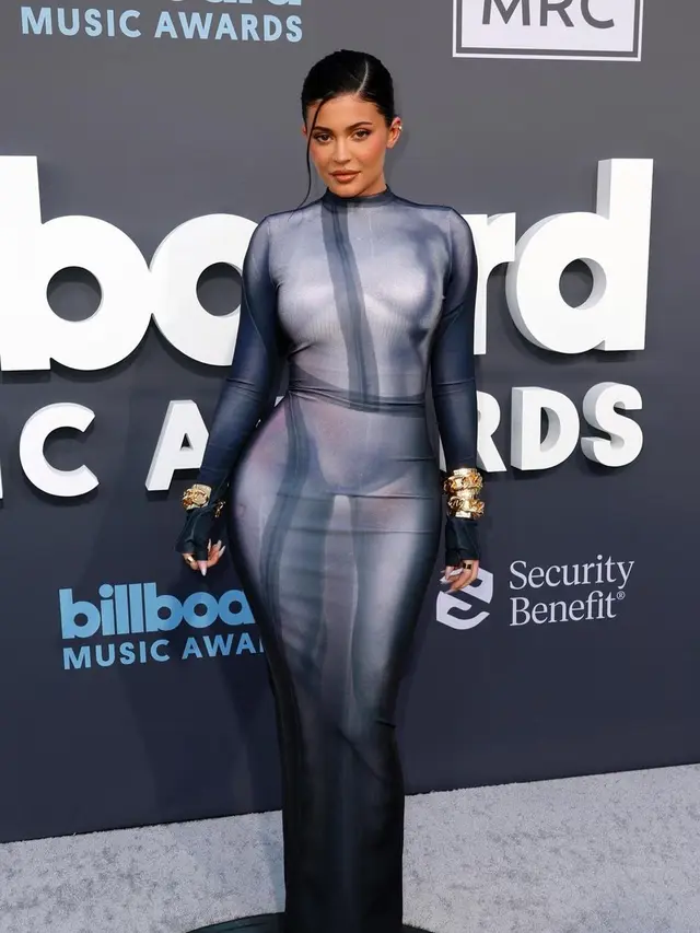 Dukung Travis Scott, Gaya Kylie Jenner Pakai ‘Naked’ Dress di Billboard Music Awards 2022 Disorot