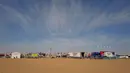 Suasana persiapan di bivak menjelang ajang Reli Dakar 2025 pada Rabu (01/01/2025) waktu setempat di Bisha, Arab Saudi. Ajang tersebut akan berlangsung pada 3 hingga 17 Januari 2025. (AFP/Valery Hache)