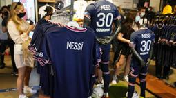 Salah satunya yakni penjualan jersey PSG untuk musim 2021/2022 mendatang. Kaos kandang dan tandang Lionel Messi bernomor punggung 30 di PSG langsung laku keras. (Foto: AP/Francois Mori)