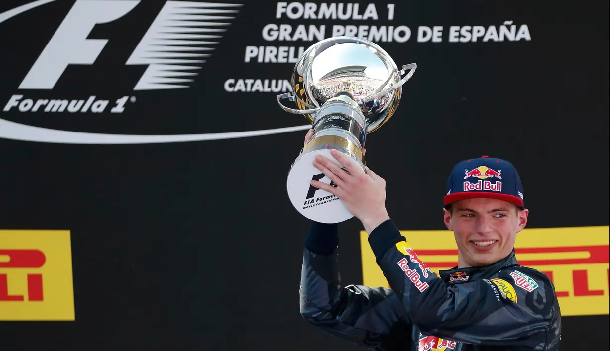 Pebalap F1 dari Tim Red Bull, Max Verstappen merayakan juara setelah finis pertama pada lanjutan F1 Grand Prix Spanyol, Montmelo ,(15/5). Max Verstappen menjadi pembalap termuda yang merengkuh podium pertama dalam sejarah F1. (REUTERS / Juan Medina)