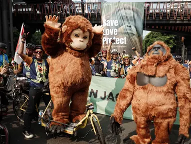 Pengendara sepeda dan aktivis lingkungan menghadiri aksi kesadaran yang menyerukan perlindungan orangutan selama Hari Bebas Kendaraan Bermotor (HBKB) atau Car Free Day (CFD) di Jakarta pada 24 Agustus 2025. (YASUYOSHI CHIBA/AFP)