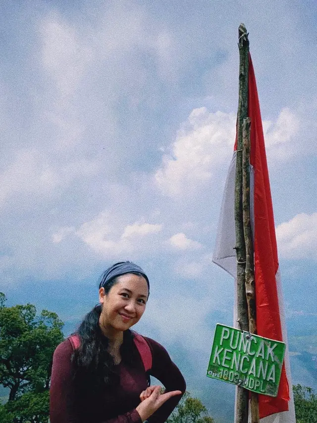 7 Momen Sherina Munaf Mendaki Gunung Kencana, Sempat Jatuh Waktu Turun