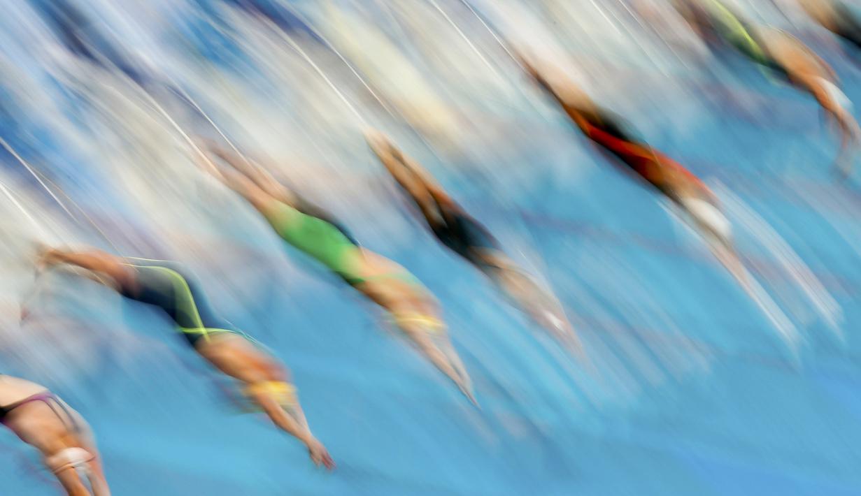 Para perenang saat start nomor 200m gaya ganti putri Kejuaraan Dunia Akuatik 2015 di Kazan, Rusia. (2/8/2015). (Reuters/Stefan Wermuth)