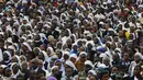 Ribuan orang Kenya menghadiri misa Paus Francis di Nairobi, Kenya,  (26/11).  Dalam agenda kunjungannya Paus juga akan bertemyu pemuka umat Islam di Kenya. (REUTERS/Stefano Rellandini)