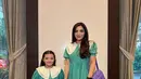 Kekompakan mereka membuat banyak netizen ramai-ramai memuji. Punya hubungan yang begitu dekat, pasangan ibu dan anak ini menunjukkan kekompakannya dengan mengenakan busana model dan warna senada saat hangout.(Liputan6.com/IG/@ashanty_ash)