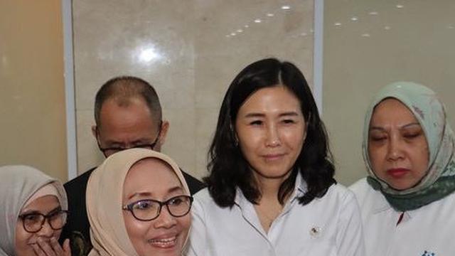 Veronica Tan saat Rapat Perdana Sebagai Wakil Menteri