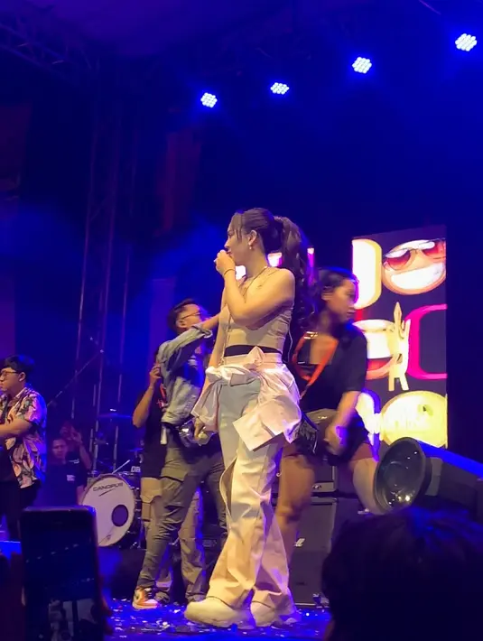 Sang penyanyi mengalami insiden kecil saat sedang asyik menghibur penonton. [TikTok.com/yudhaekchyn]