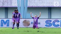 Pemain Persita Tangerang, Ezequiel Vidal, melakukan selebrasi setelah mencetak gol ke gawang PSS Sleman pada laga pekan ke-28 BRI Liga 1 2022/2023 di Stadion Indomilk Arena, Tangerang, Kamis (2/3/2023). Persita menang dengan skor 2-1. (Bola.com/M Iqbal Ichsan)