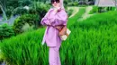 Syahrini memang senang bergaya penampilan yang glamor nan elegan. Seperti saat memakai outfit ungu yang kian menambah kesan menawan dari sosoknya. Pelantun lagu Cintaku Kandas ini kian terlihat kece ketika bergaya pakai kacamata hitam yang semakin menyempurnakan penampilannya. (Liputan6.com/IG/@princessyahrini)
