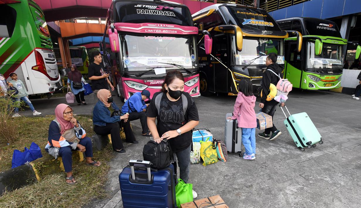 Program mudik gratis Kementerian Perhubungan pada Lebaran 2025 menggunakan moda transportasi darat, kereta dan kapal laut. (merdeka.com/Arie Basuki)