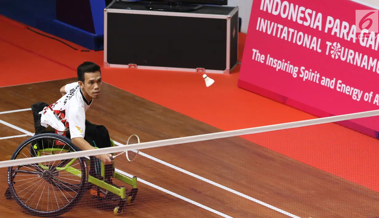 Pebulutangkis Banten, M Subhan saat melawan Chandra Yuda (DKI Jakarta) saat turun di kelas RR2 Indonesia Para Games Invitational Tournament 2018 di Istora Senayan, Jakarta, Rabu (27/6). (Liputan6.com/Helmi Fithriansyah)