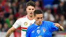 Pemain Italia Giacomo Raspadori (depan) mengontrol bola di depan pemain Hungaria Dominik Szoboszlai pada pertandingan sepak bola UEFA Nations League di Puskas Arena, Budapest, Hungaria, 26 September 2022. Italia berhasil mengalahkan Hungaria dengan skor 2-0. (Tamas Kovacs/MTI via AP)