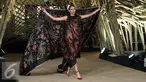 Seorang model sedang membawakan busana rancangan Edward Hutabarat di Senayan City, Jakarta, Senin (15/8). Desainer Edward Hutabarat  mempersembahkan fashion show yang bertajuk 'Kenduri'. (Liputan6.com/Herman Zakharia)