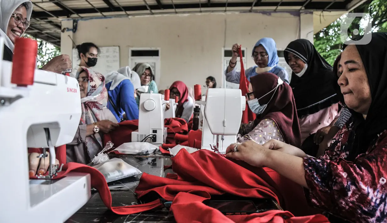 Warga mengikuti pelatihan tata busana di Ruang Publik Terpadu Ramah Anak (RPTRA) Borobudur, Menteng, Jakarta Pusat, Rabu (9/11/2022). Sudin Perindustrian, Perdagangan, Koperasi Usaha Kecil dan Menengah (PPKUM) Jakarta Pusat bekerja sama dengan sekolah tata busana menggelar pelatihan kriya yang dikhusukan untuk kaum perempuan. (merdeka.com/Iqbal S Nugroho)