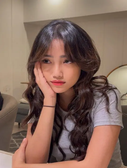 Gaya makeup minimalis Fuji yang memancarkan kecantikan naturalnya. [Foto: Instagram/fuji_an]