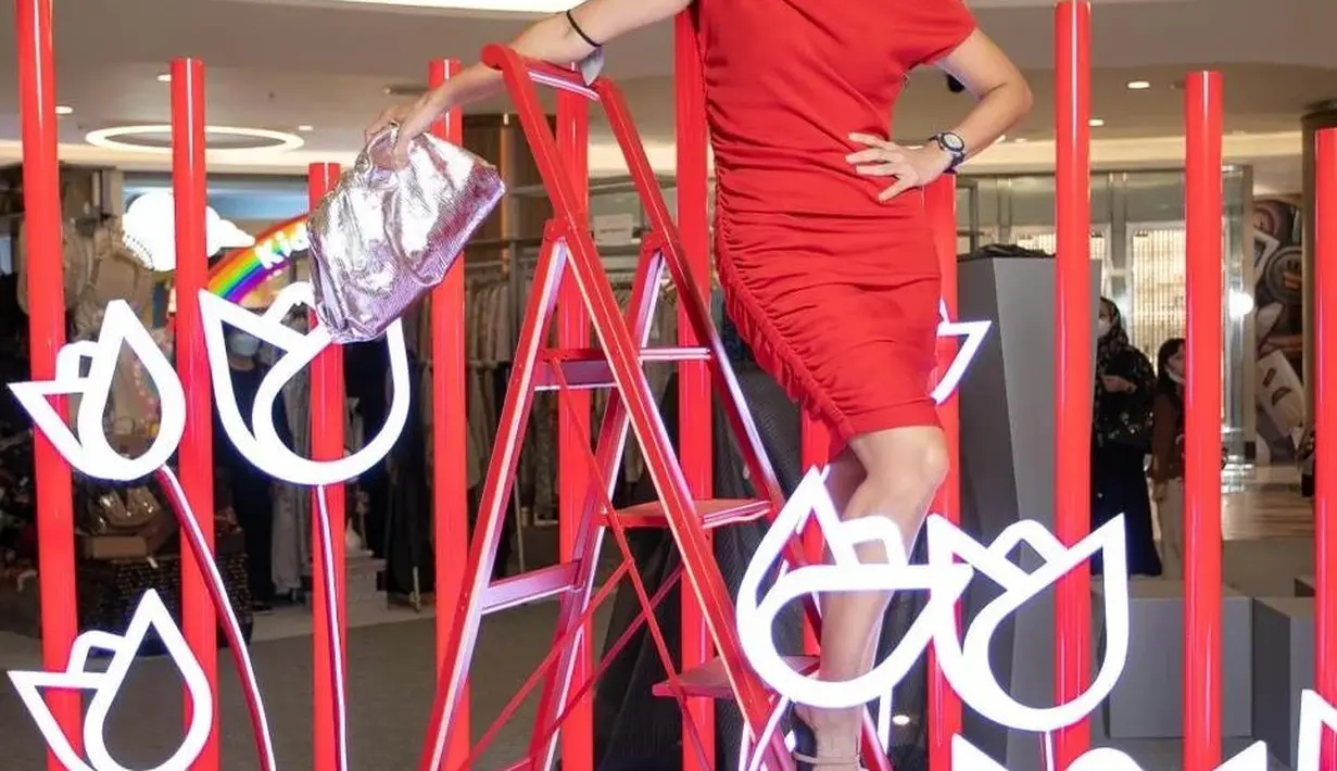 Dian Sastro memakai dress midi berpotongan sophisticated dengan kerah asimetris dan detail serut pada bagian rok. [IG @therealdisastr]