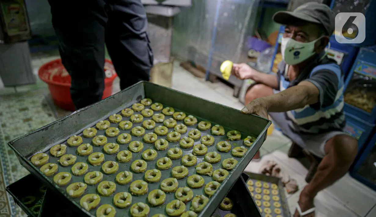 Pekerja menyelesaikan pembuatan kue kering di sebuah industri rumahan di Kawasan Kwitang, Jakarta, Jumat (30/4/2021). Kue kering tersebut dijual mulai harga Rp 75.000 hingga Rp. 80.000 per kilogram tergantung jenis dan variannya. (Liputan6.com/Faizal Fanani)