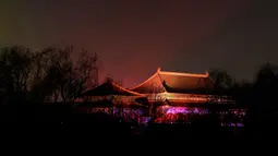 Kota Terlarang atau Forbidden City diproyeksikan dengan lampu warna-warni bagian dari perayaan Festival Lentera di Beijing, Selasa (19/2). Kota Terlarang menjadi bersinar pada Selasa malam untuk pertama kalinya sejak dibuka sebagai museum. (AP/Andy Wong)