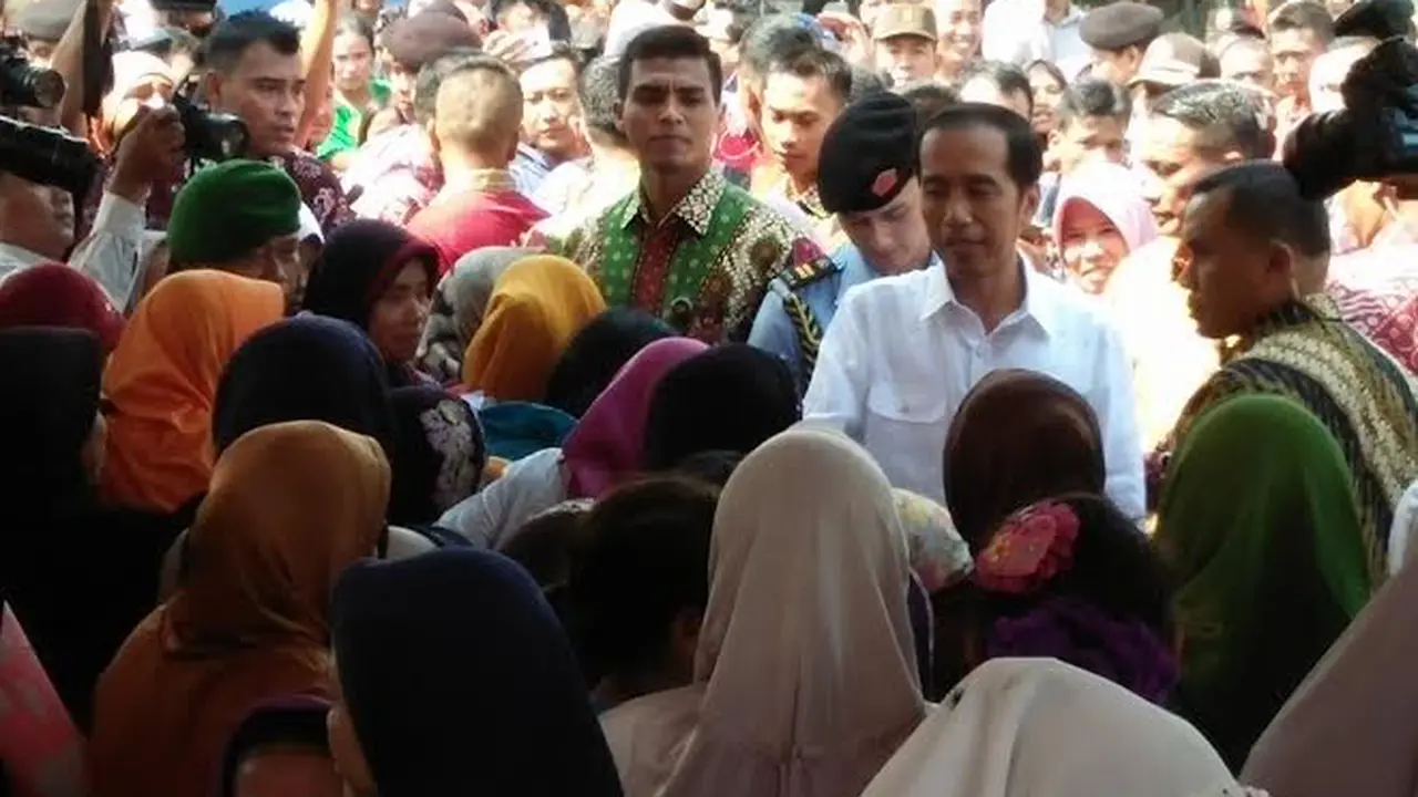 Presiden Jokowi bagi-bagi sembako di Kota Serang.