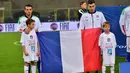 Pemain Italia, Stephan El Shaarawy (kanan) dan Alessandro Florenzi memegang bendera Prancis pada laga persahabatan melawan Rumania di Stadion Renato Dall'Ara, Bologna, Rabu (18/11/2015) dini hari WIB.  (AFP Photo/Giuseppe Cacace)