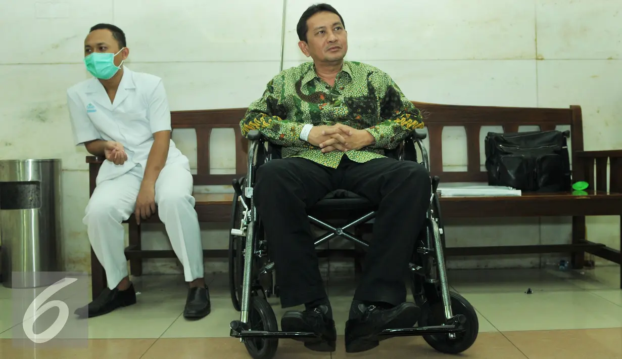 Terdakwa mantan Kadishub DKI Jakarta Udar Pristono duduk di kursi roda menunggu sidang di Pengadilan Tipikor, Jakarta, Rabu (23/9/2015). Majelis Hakim memutuskan Udar bersalah dan menjatuhkan hukuman 5 tahun penjara. (Liputan6.com/Andrian M Tunay)