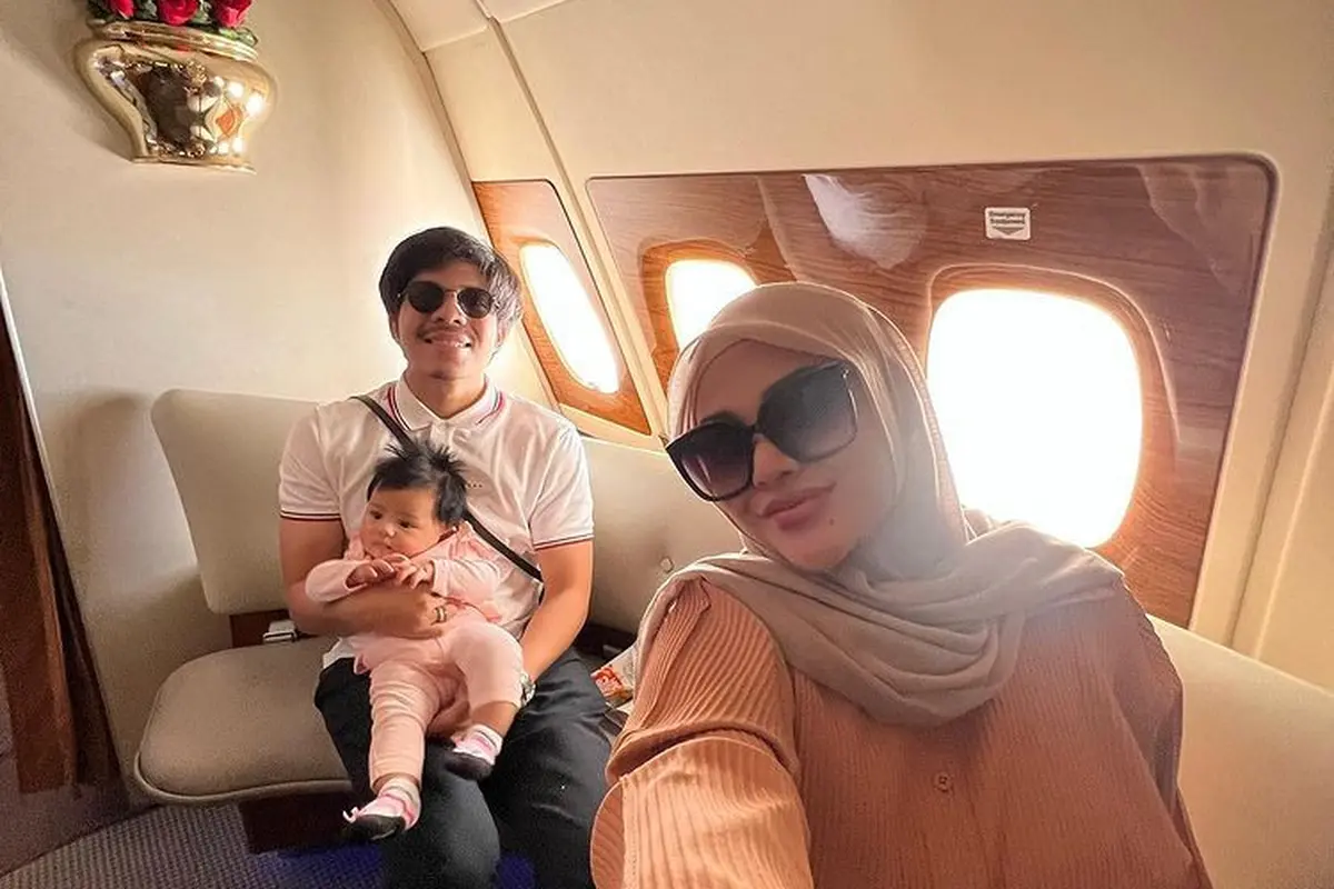 Atta Halilintar dan Aurel Hermansyah mengajak Ameena melakukan perjalanan jauh. (Foto: Instagram/aurelie.hermansyah)