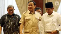 Ketua Umum dan Ketua Dewan Pembina Partai Gerindra Prabowo Subianto  berbincang Gubernur Jawa Barat Ahmad Heryawan saat melakukan pertemuan di Jakarta, Kamis (1/3). (Liputan6.com/Johan Tallo)