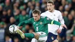Irlandia Utara, secara hitung-hitungan, sudah kehilangan harapan untuk berlaga di ajang Piala Dunia 2022. Tetapi mereka tetap tampil profesional dan membuat Italia kesulitan untuk memenangkan laga. (AP/Peter Morrison)