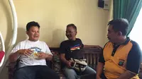 Aris Wahyudi (kaus putih) ditangkap polisi Minggu dini hari tadi