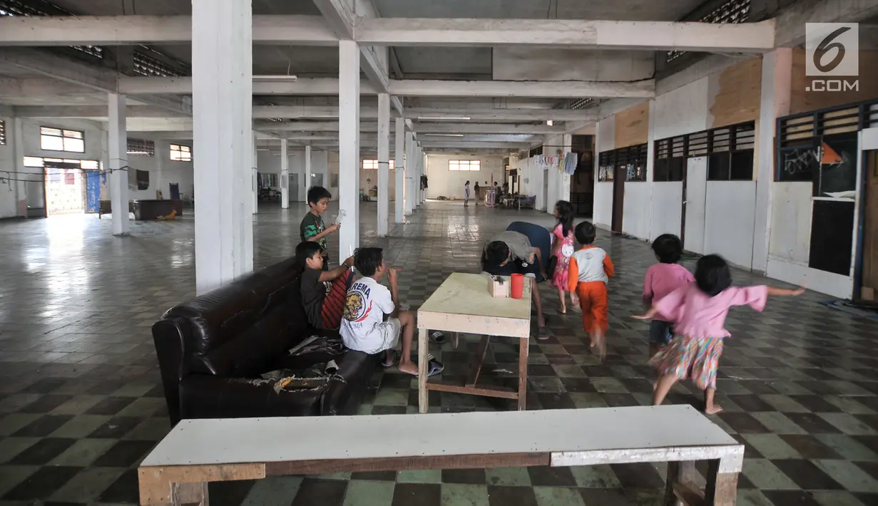 Anak-anak bermain di salah satu ruangan di Wisma Ciliwung, Jakarta, Senin (17/9). Kondisi gedung Wisma Ciliwung terlihat tidak terawat. (Merdeka.com/Iqbal Nugroho)