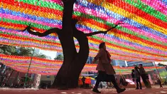 Pengunjung melihat lampion yang terpasang di Jogye Temple jelang perayaan ulang tahun Buddha, Seoul, Rabu (12/4). ‘Lotus Lantern Festival’ menjadi salah satu perayaan yang ditunggu-tunggu oleh warga Korea Selatan. (AFP PHOTO / JUNG Yeon-Je) 