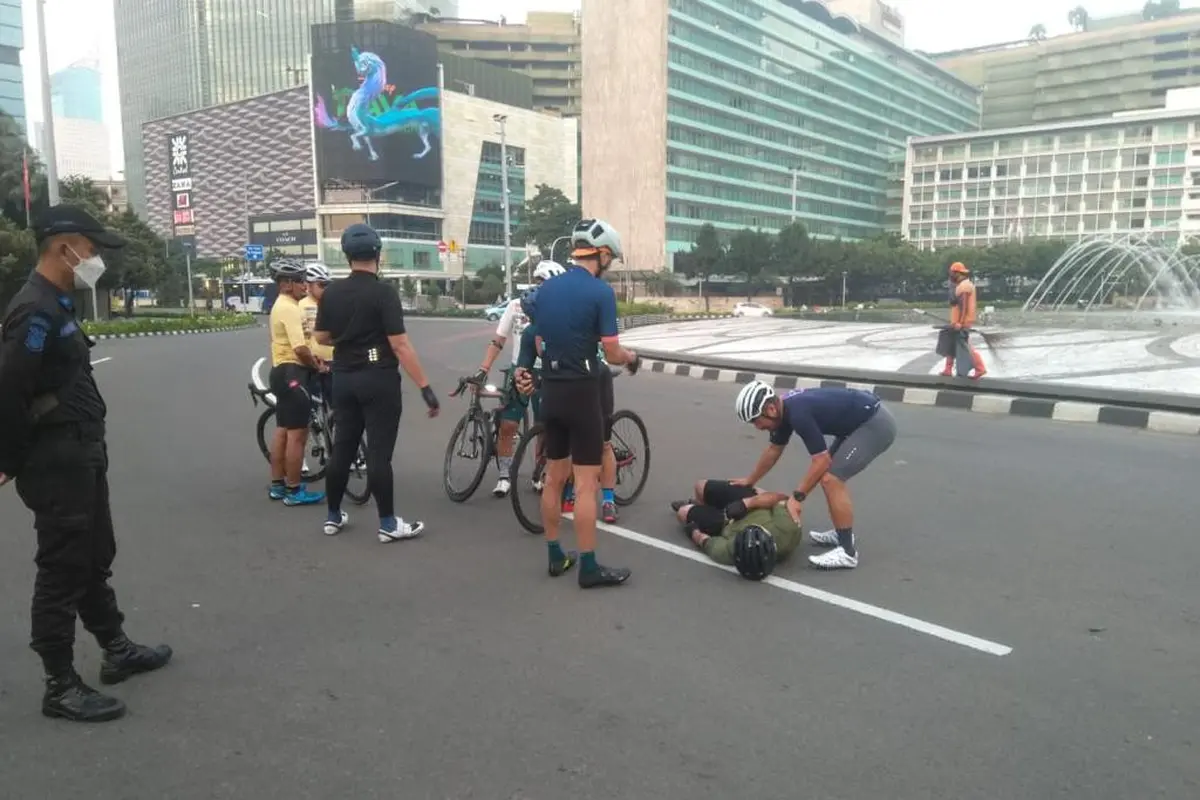 Pesepada ditabrak mobil di kawasan Bundaran HI, Jakarta pada Jumat (12/3) pagi. Pesepeda tersebut diduga menjadi korban tabrak lari.