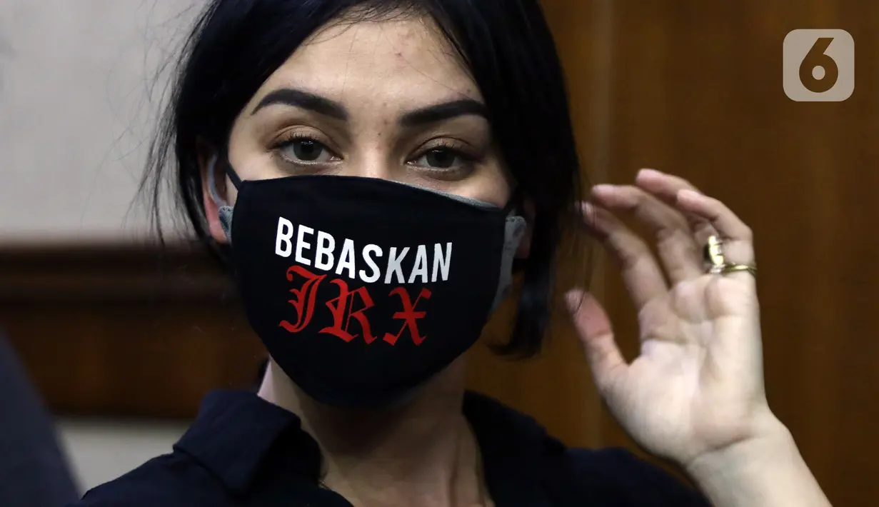 Nora Alexandra saat menghadiri sidang pembacaan putusan atas kasus dugaan pengancaman terhadap pegiat media sosial Adam Deni dengan terdakwa musisi I Gede Ari Astina alias Jerinx di Pengadilan Negeri (PN) Jakarta Pusat, Kamis (24/2/2022). (Liputan6.com/Helmi Fithriansyah)