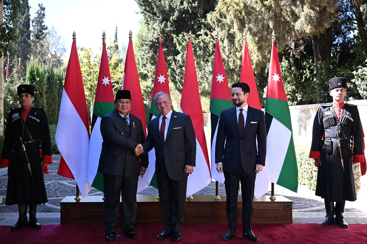 Presiden Prabowo Subianto disambut langsung Raja Kerajaan Yordania Hasyimiah, Raja Abdullah II ibn Al Hussein di Istana Basman, Amman Rabu (25/2/2026).