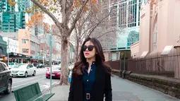 Gaya kekinian juga diperlihatkan Melisa Hartanto saat tampil dengan OOTD elegan dengan pakaian serba warna gelap. Gaya kerennya ini berhasil menuai pujian dari para netizen yang menyebutnya cantik menawan. (Liputan6.com/IG/@melisahart_)