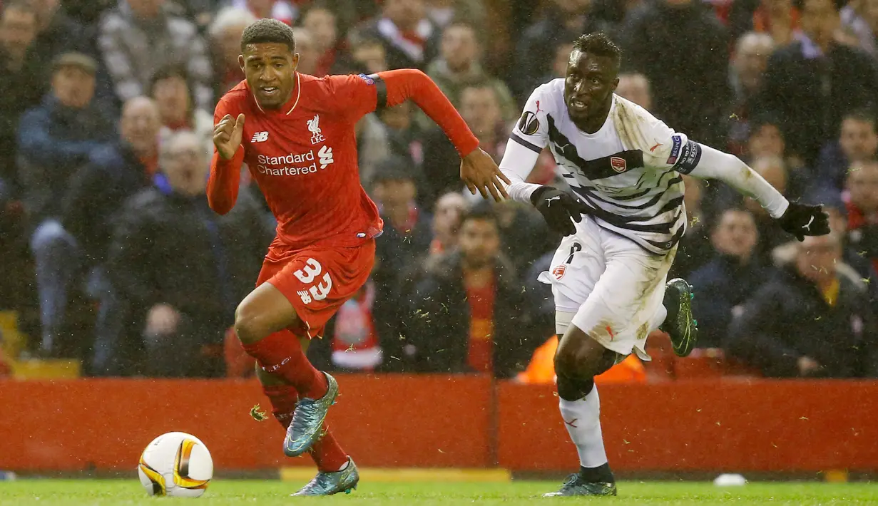 Gelandang Liverpool, Jordon Ibe (kiri) berusaha membawa bola dari kejaran bek Bordeaux, Ludovic Sane pada laga Liga Europa Grup B di Stadion Anfield, Inggris (27/11). Liverpool menang atas Bordeaux dengan skor 2-1. (Reuters/Andrew Yates)