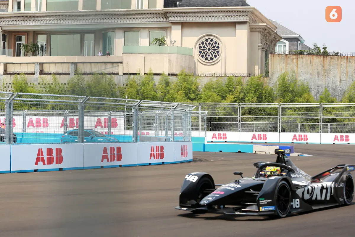 Foto: Tak Bisa Nonton Langsung Formula E Jakarta 2022 ke Sirkuit, dari Balkon Rumah pun Jadi, Gratis Pula