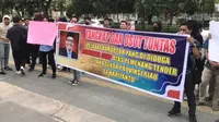 Demonstrasi sejumlah mahasiswa yang menyebut Sekda Riau SF Hariyanto menerima suap di depan kantor Kejati Riau. (Liputan6.com/Istimewa)