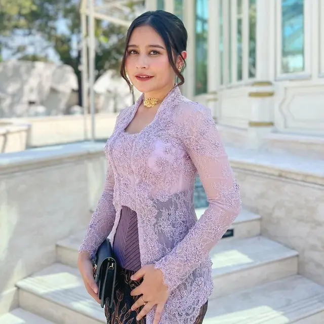 Artis pakai rok dan kebaya